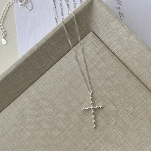 Détail du pendentif croix en argent sterling S925 et du fermoir gravé sur la chaîne