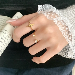 Détail de bagues étoiles en argent S925 avec zircons blancs sur main de mannequin