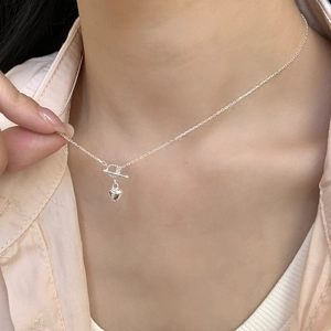 Minimalist S925 sterling silver heart pendant necklace with toggle clasp on model