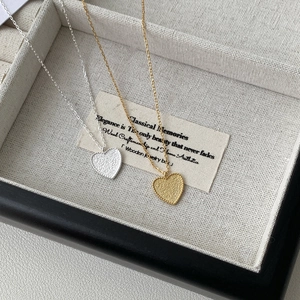 Elegant S925 silver heart pendants in gold and silver with textured hammered finish