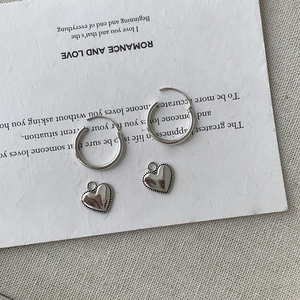 Gros plan de créoles en argent sterling S925 avec pendentifs amovibles en cœur