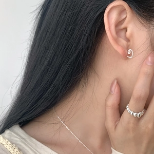 Close-up detail of S925 sterling silver minimalist heart earring and beaded ring set