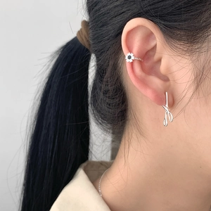 S925 sterling silver flower ear cuff and scissor earring set worn by a model