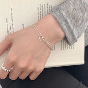 Minimalist S925 sterling silver double-layered heart bracelet and textured ring set on model