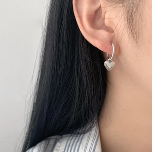 Élégantes créoles cœur en argent sterling S925 avec détails millegrain sur l'oreille