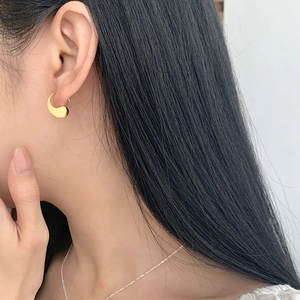 Minimalist S925 sterling silver geometric curved drop earrings in polished gold finish