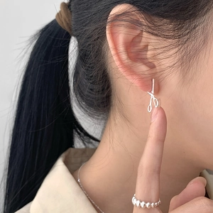 Creative S925 sterling silver scissor earrings and beaded ring set worn by model