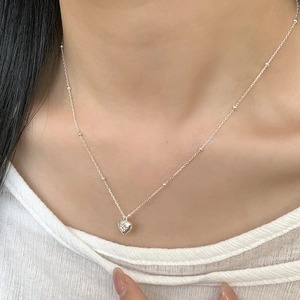 Détail du collier cœur en argent S925 avec centre étoile porté par un mannequin