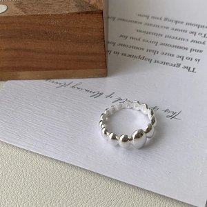 Détails de la bague en argent 925 avec un design géométrique de perles ovales polies