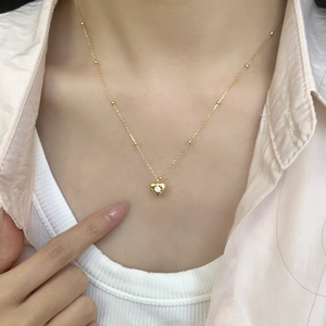 Gros plan d'un collier cœur en argent S925 doré avec zircon serti en étoile sur mannequin