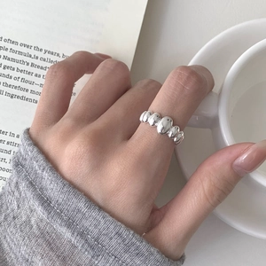 Gros plan d'une bague géométrique en argent S925 avec motifs ovales au doigt