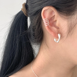 Close-up of S925 silver ear cuff with five-layer geometric lines and heart-shaped stud earring