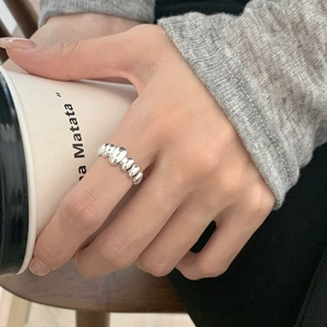 Bague ovale géométrique en argent S925 portée à la main tenant une tasse de café