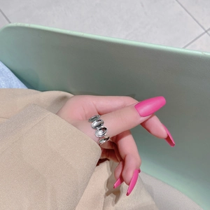 Gros plan d'une bague ovale en argent S925 poli avec finition miroir sur main de mannequin