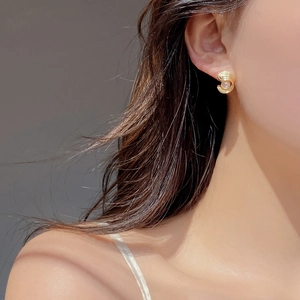 Boucles d'oreilles perles en argent S925 vintage français avec texture dorée sur modèle