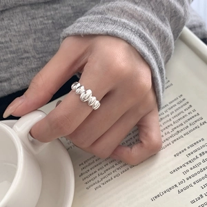 Vue détaillée d'une bague en argent S925 avec perles ovales texturées portée au doigt