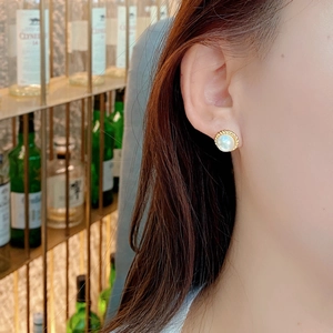 Close-up of S925 silver pearl stud earring with vintage gold twisted edge on model