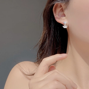 Boucles d'oreilles perles en argent S925 avec un design en spirale fluide et moderne