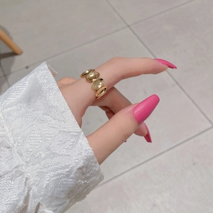 Vue détaillée d'une bague en argent sterling S925 avec accents ovales dorés