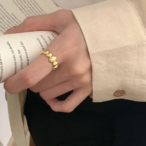 Gros plan d'une bague géométrique ovale dorée au design élégant et minimaliste