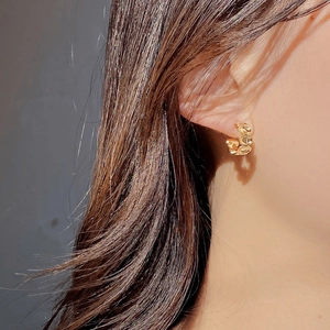 S925 sterling silver gold oval chain earrings worn by model for a minimalist chic look
