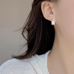 Orecchini a cerchio minimalisti in argento S925 spazzolato con una superficie opaca