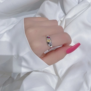 Anello in argento S925 con zirconi colorati a forma di cuore e design in metallo fluido