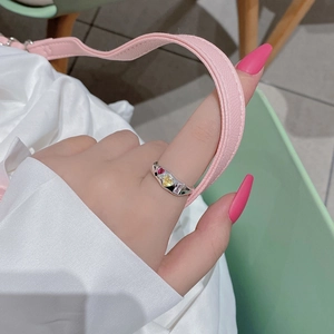 Dettaglio anello in argento S925 con tre pietre di zirconia colorate a forma di cuore