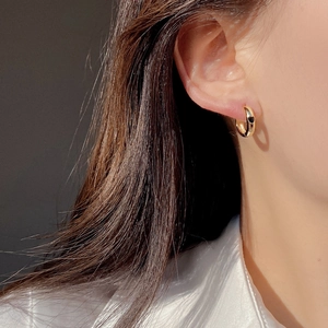Eleganti orecchini a cuore dorati da donna con design minimalista a intarsio di cuore nero