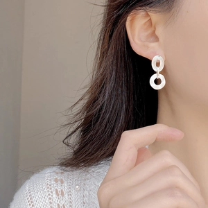 Minimalistische S925 Sterling Silber Doppelkreis Matt Ohrringe am Model getragen