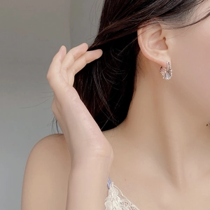 Polished S925 sterling silver fan-shaped pleated earrings on a female model