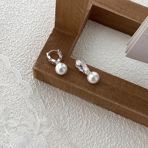 Vintage quilted silver stud earrings with elegant hanging round white pearls