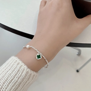 Elegant S925 sterling silver bracelet with white pearl and green emerald sugar cube charm