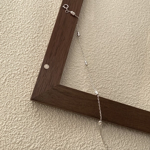 Détail d'un bracelet en argent sterling S925 avec perles gravées au laser sur bois