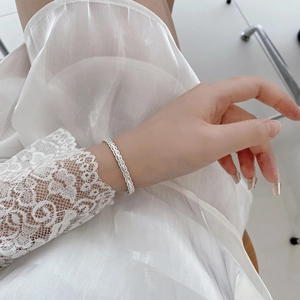 Detailed close-up of 925 sterling silver braided twist rope bracelet on female wrist