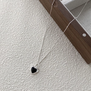 Detail of S925 sterling silver heart necklace featuring black onyx pendant on ball chain