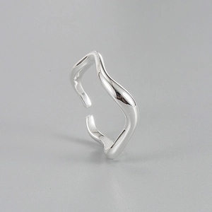 Macro-opname van een minimalistische golfring van 925 zilver met een gepolijste finish