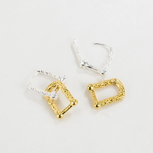 Gros plan de boucles d'oreilles fer à cheval en argent S925 avec reliefs vintage