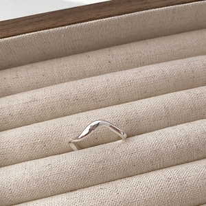 Minimalistische 925 sterling zilveren golvende open ring op beige sieradendoosje