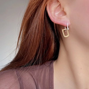 Boucles d'oreilles fer à cheval en argent 925 bicolores avec texture martelée chic
