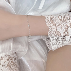 Bracelet minimaliste en argent sterling S925 avec petites billes sur fond de dentelle élégante