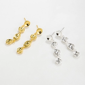 Detail of 925 silver pea tassel earrings with gold and silver gradient organic round plates