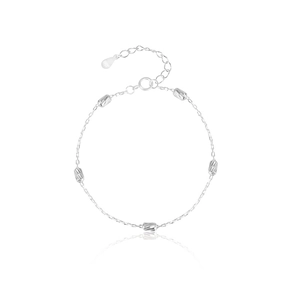 Bracelet minimaliste en argent sterling S925 avec perles cylindriques gravées sur fond blanc