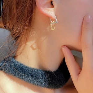 Gros plan de boucles d'oreilles fer à cheval bicolores en argent 925 sur mannequin