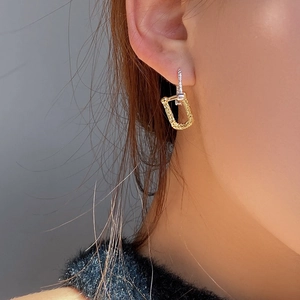 Boucles d'oreilles fer à cheval en argent 925 avec pendentif en U doré et martelé