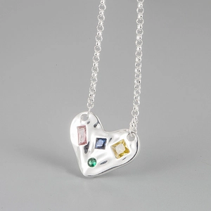 Détail du pendentif cœur en argent texturé avec incrustation de zircons colorés