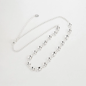 Macro della chiusura a moschettone in argento sterling 925 e dei ciondoli a pisello