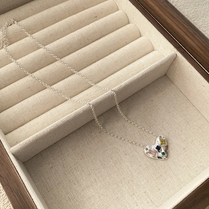 Collier cœur en argent 925 avec zircons colorés et texture martelée dans un écrin