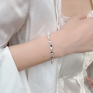 Minimalist S925 sterling silver concave pea link bracelet for women with elegant silk outfit
