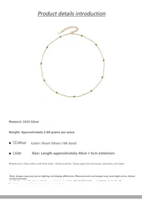 Vue détaillée du collier en argent S925 avec perles dorées et fermoir mousqueton